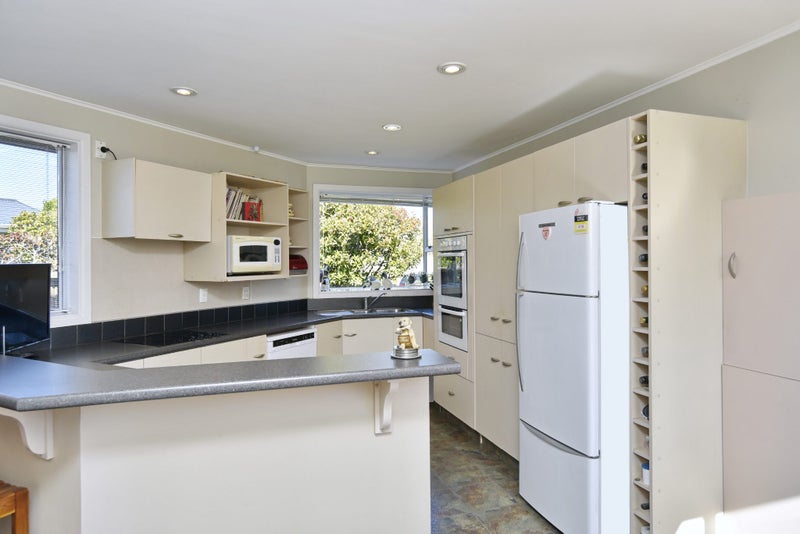 30 Wychwood Crescent, Bishopdale, Christchurch - Carousel 2