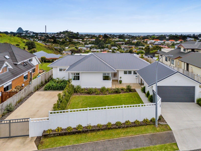 7 Lemont Place, Westown, New Plymouth - Carousel 2