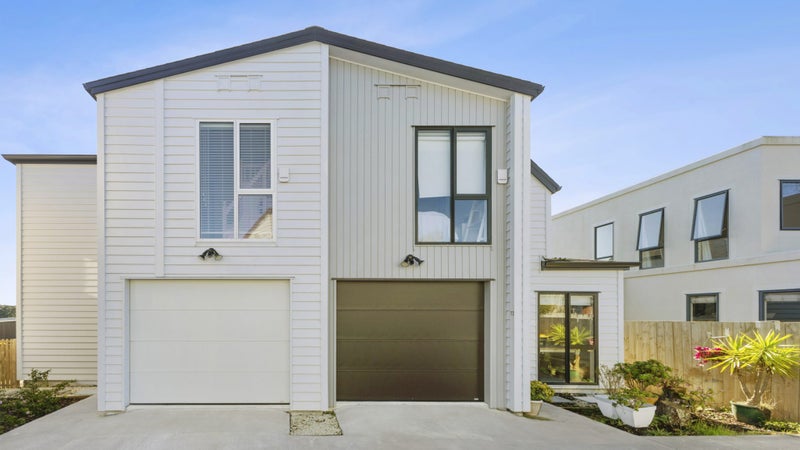11 Seaside Place, Pakuranga, Auckland - Carousel 1