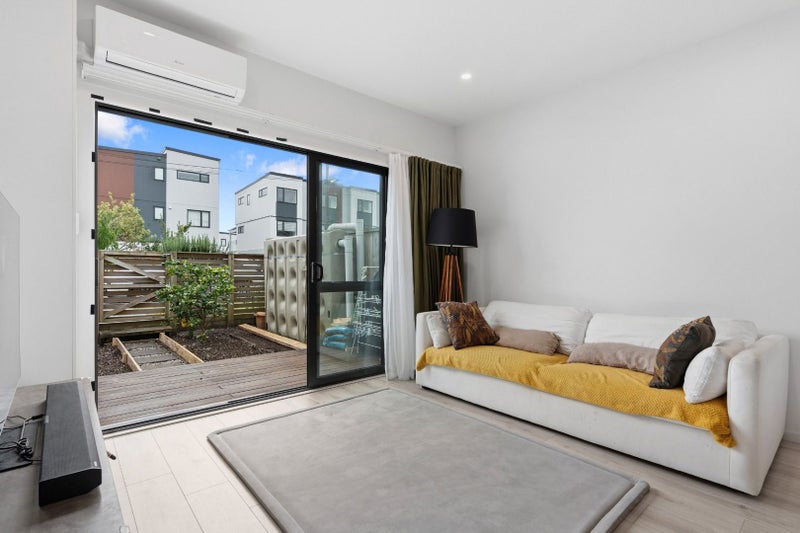 6/2 Abbotleigh Avenue, Te Atatu Peninsula, Auckland - Carousel 1