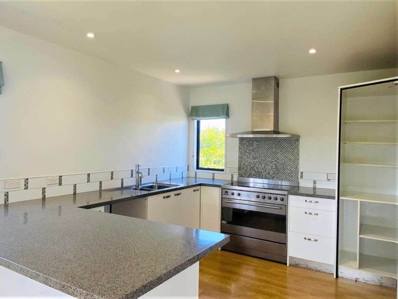 64 Lyons Avenue, Murrays Bay, Auckland - Carousel 2