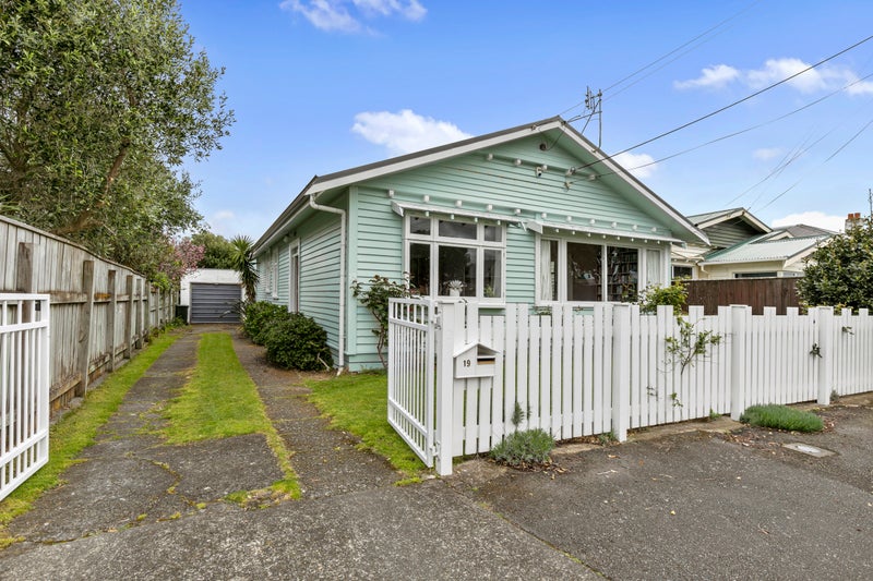 19 Collins Street, Petone, Lower Hutt - Carousel 1
