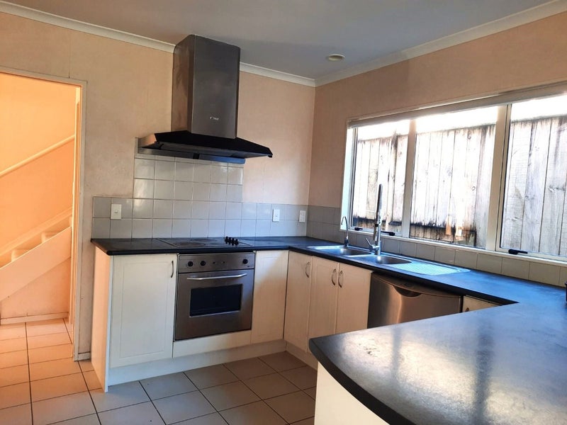 6 Stellamaris Way, Northpark, Auckland - Carousel 2