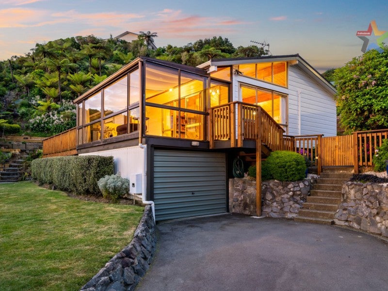 11 Hibiscus Grove, Maungaraki, Lower Hutt - Carousel 1