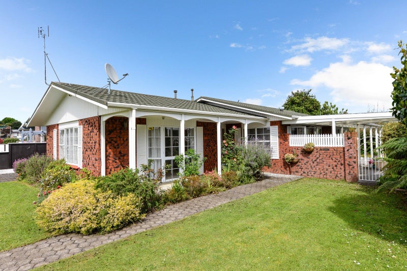 11 Sandalwood Drive, Dinsdale, Hamilton - Carousel 2