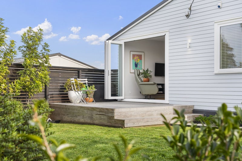 27 Kirrie Avenue, Te Atatu South, Auckland - Carousel 2