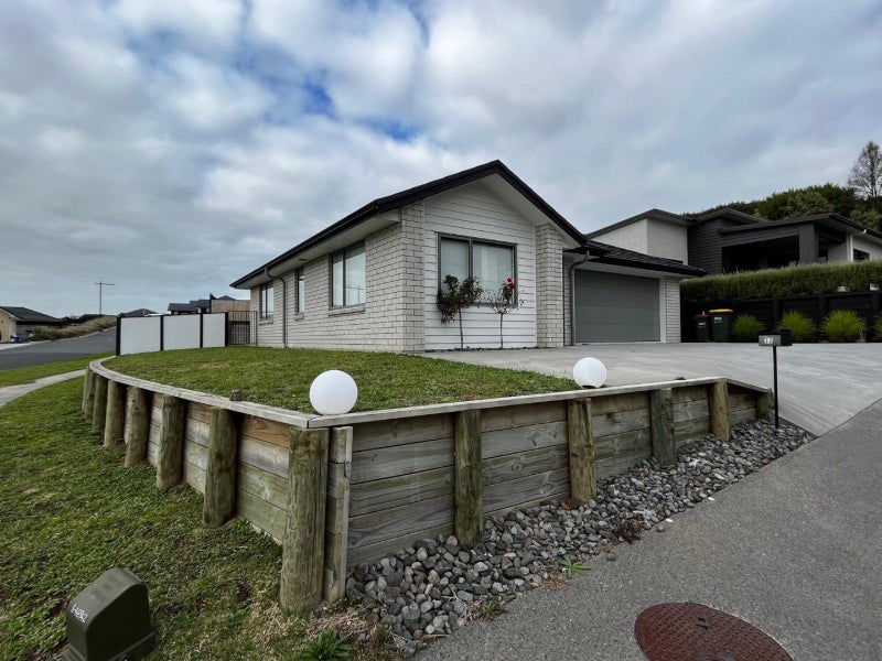 32 Rose Berry Crescent, Flagstaff, Hamilton - Carousel 1