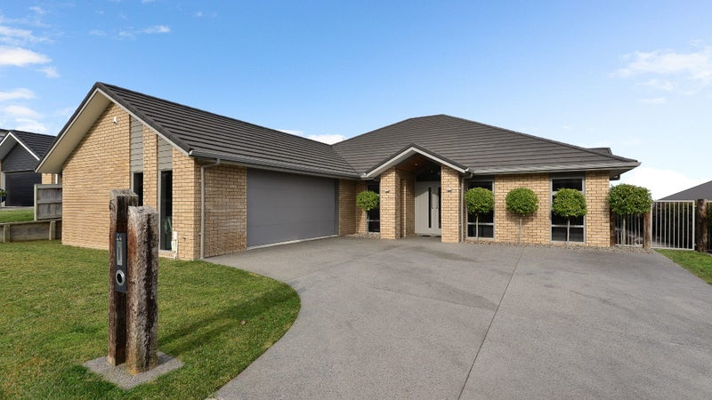 24 Longbow Terrace, Flagstaff, Hamilton - Carousel 1