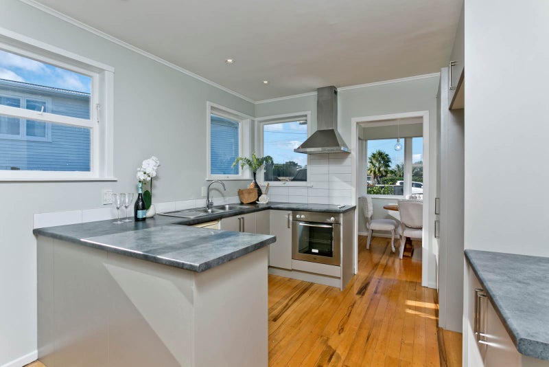 1/8 Varlene Terrace, Forrest Hill, Auckland - Carousel 2