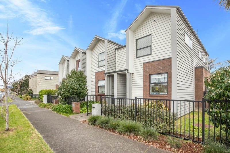 71 Apirana Avenue, Glen Innes, Auckland - Carousel 1