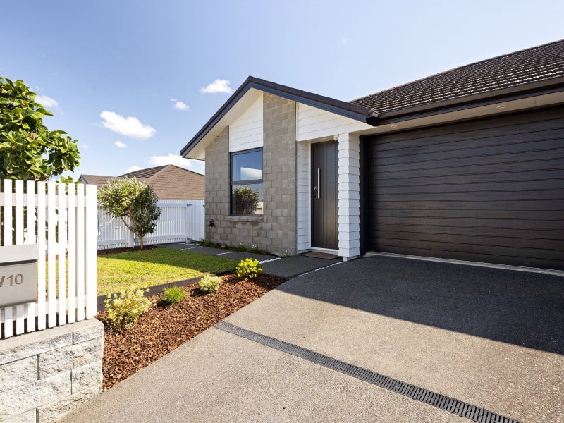 2/10 Maanihi Drive, Rototuna North, Hamilton - Carousel 1