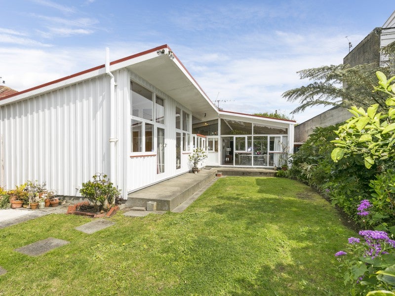 11 Strathmore Avenue, Strathmore Park, Wellington - Carousel 1