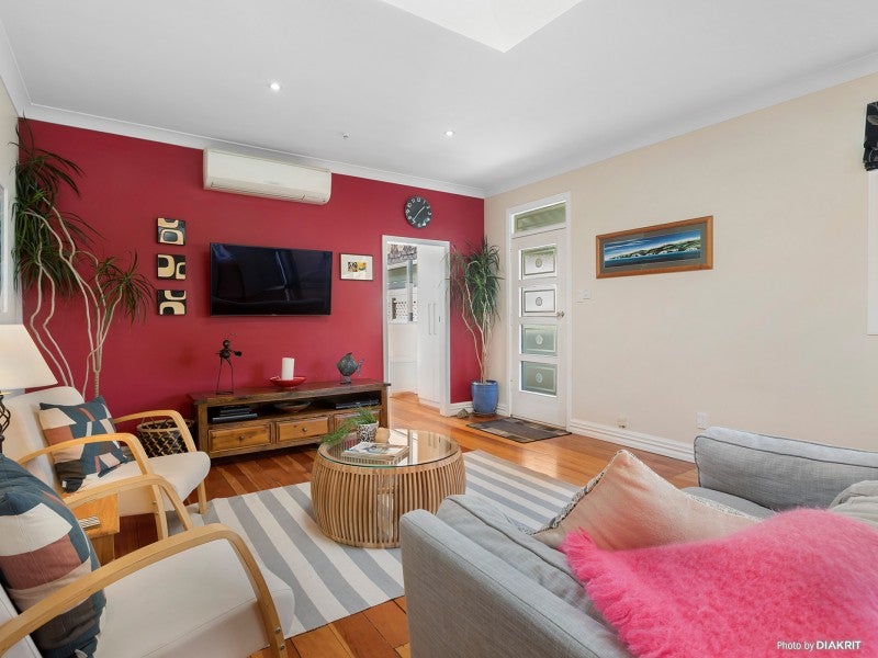 16 Apu Crescent, Lyall Bay, Wellington - Carousel 2