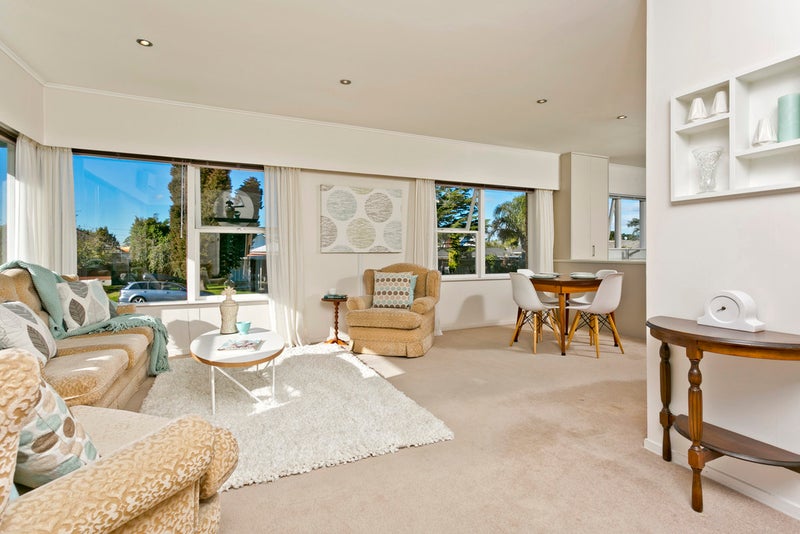 1/25 Evelyn Place, Hillcrest, Auckland - Carousel 2