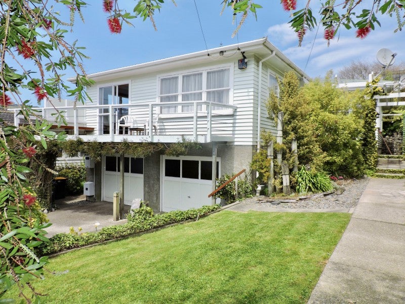 13 Redwood Avenue, Tawa, Wellington - Carousel 1