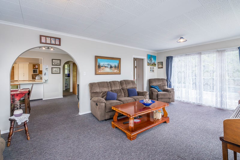 11 Colonial Grove, Tawa, Wellington - Carousel 2