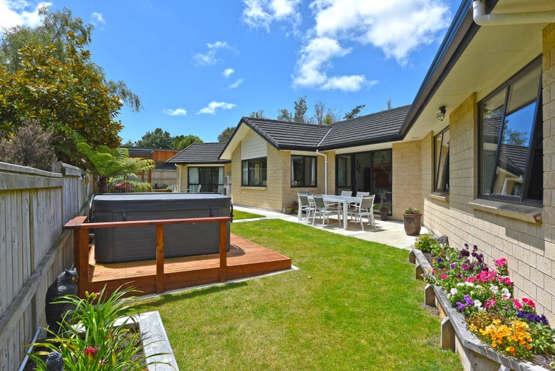 33 Kahikatea Lane, Brown Owl, Upper Hutt - Carousel 1