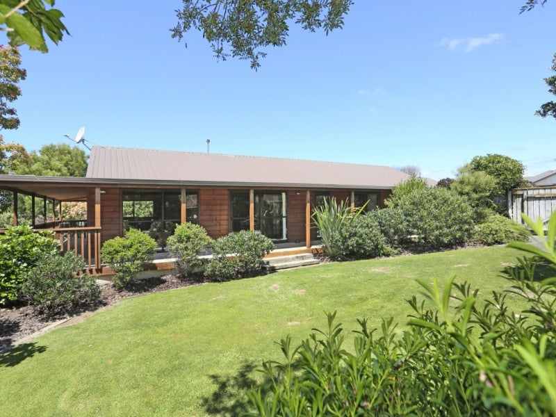 4 Greenwood Place, Fitzherbert, Palmerston North - Carousel 1