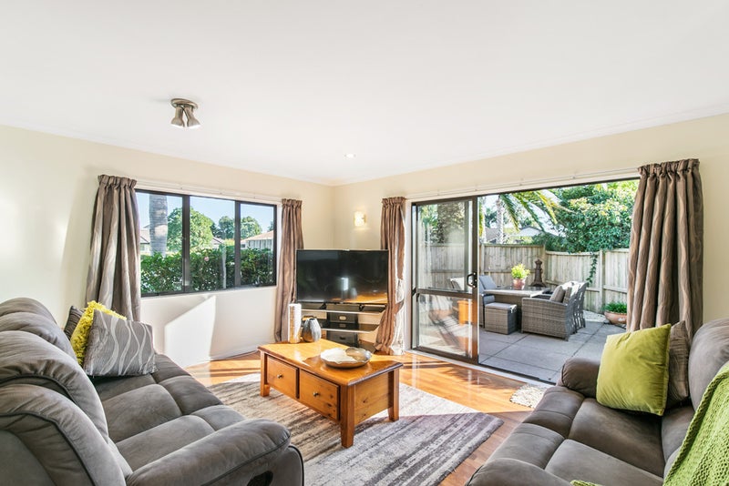 4A Gaylord Place, Conifer Grove, Takanini - Carousel 2