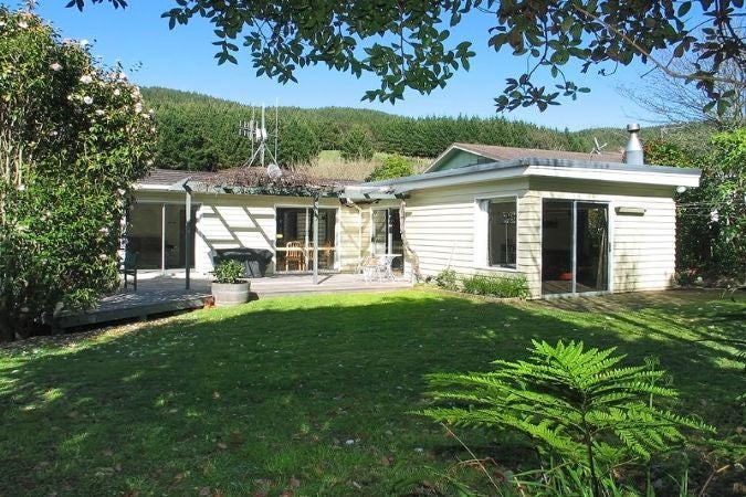 10 Sunrise Blvd, Tawa, Wellington - Carousel 1