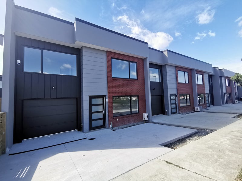 58 Bordeaux Parade, Te Atatu South, Auckland - Carousel 1