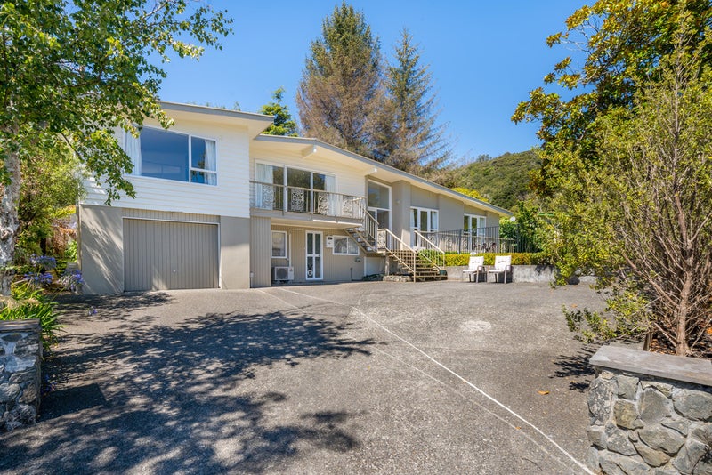 51 Fendalton Crescent, Pinehaven, Upper Hutt - Carousel 1