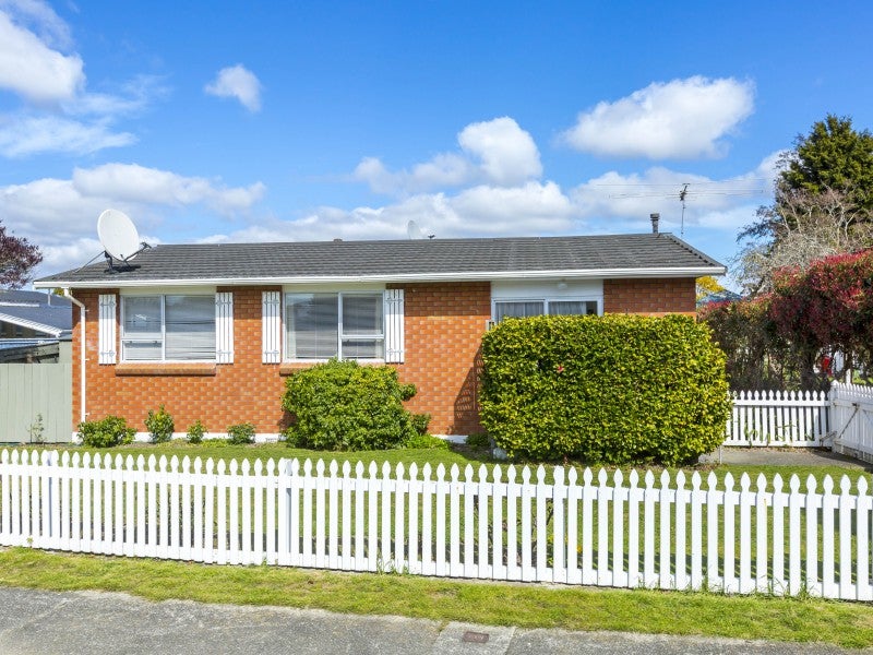 1/9 Denver Grove, Totara Park, Upper Hutt - Carousel 1
