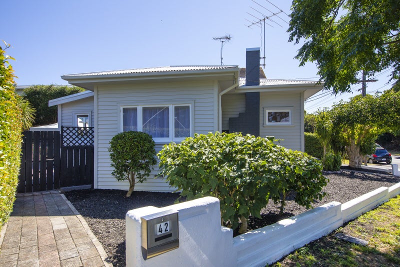 42 Kenneth Avenue, Sandringham, Auckland - Carousel 2