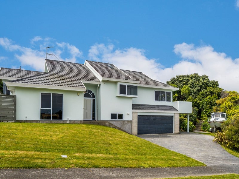 2 Saint Ives Drive, Camborne, Porirua - Carousel 1