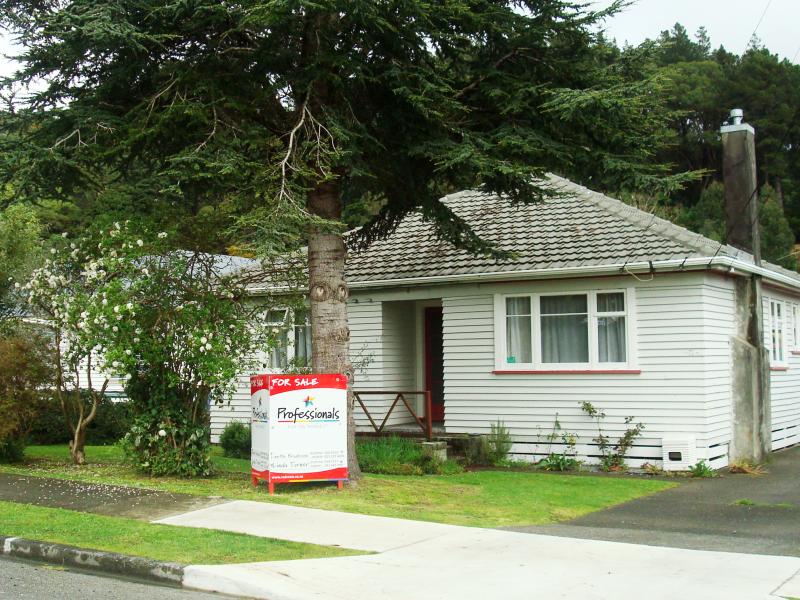 18 Homedale Road, Wainuiomata, Lower Hutt - Carousel 1