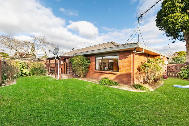 1/2 Ross Martin Court, Conifer Grove, Takanini - Carousel 1