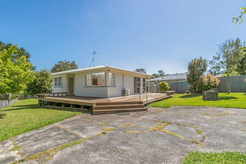 14 Firle Place, Green Bay, Auckland - Carousel 2