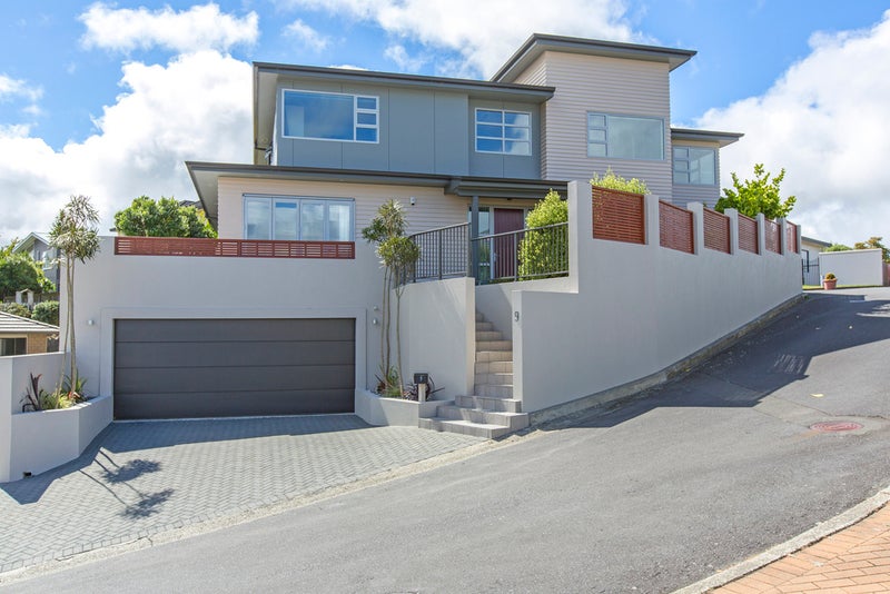 3/9 Saint Elizabeth Heights, Normandale, Lower Hutt - Carousel 1