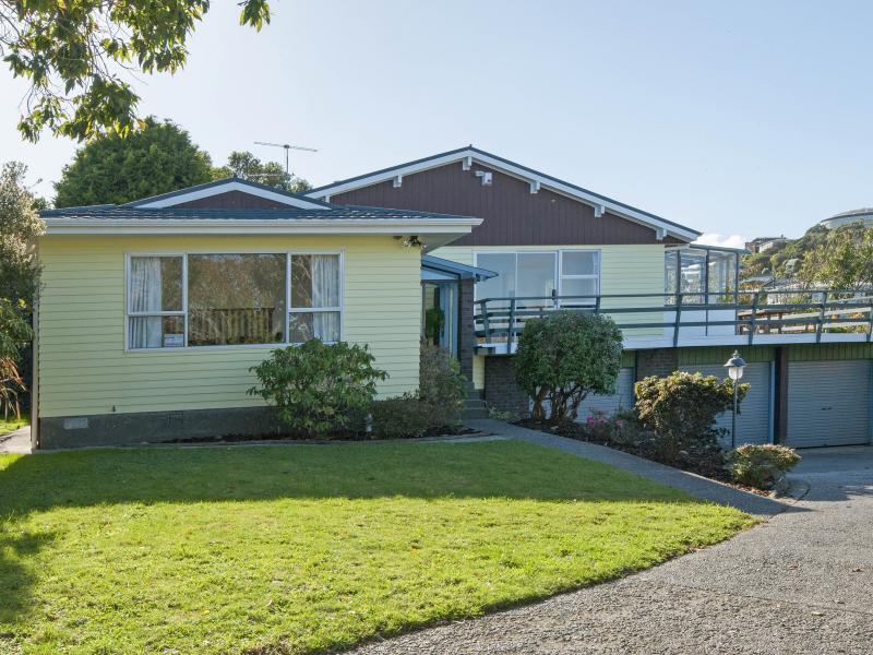 12 Reese Jones Grove, Maungaraki, Lower Hutt - Carousel 1