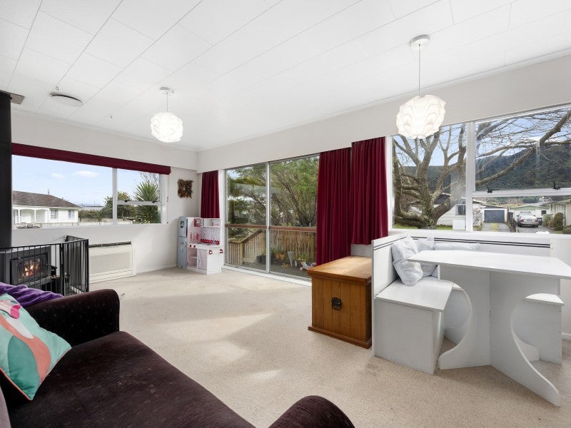 82 California Drive, Totara Park, Upper Hutt - Carousel 2