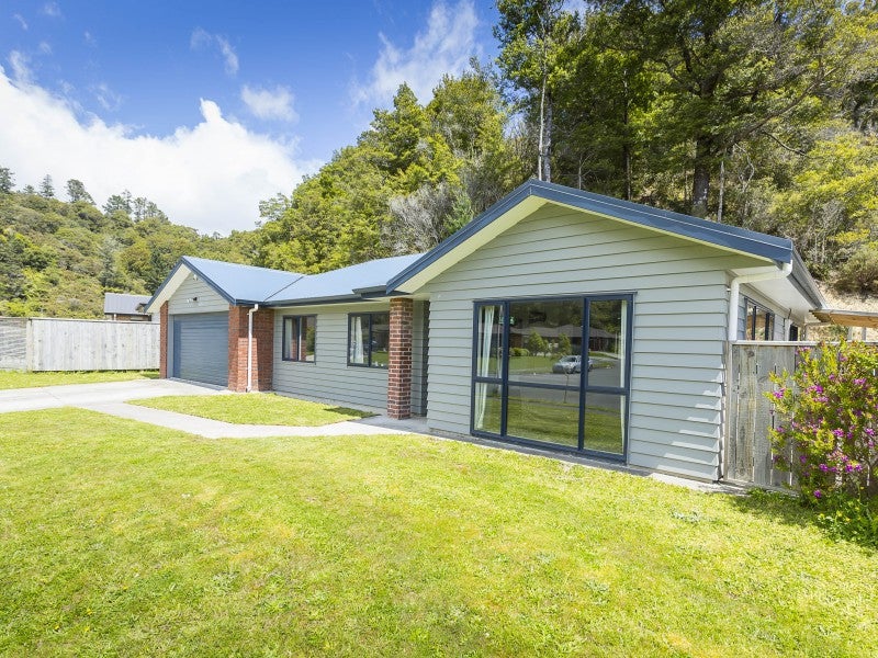 20 Aragon Grove, Kingsley Heights, Upper Hutt - Carousel 1