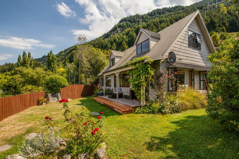 11 Evergreen Place, Sunshine Bay, Queenstown - Carousel 1