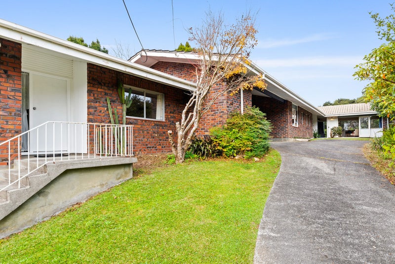 96 Cliff View Drive, Green Bay, Auckland - Carousel 1