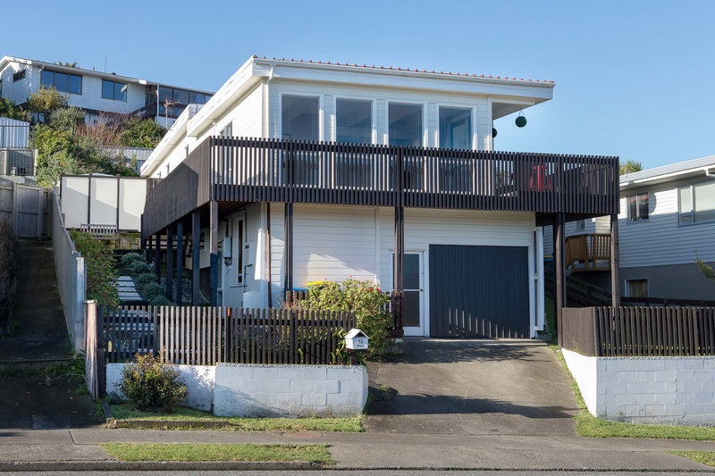 32 Gloaming Hill, Titahi Bay, Porirua - Carousel 1