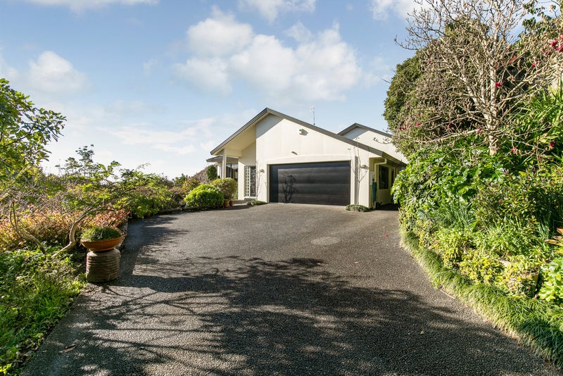 4 San Martin Place, Goodwood Heights, Auckland - Carousel 1