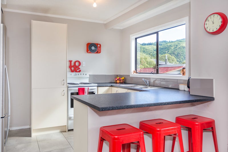 16 Crystal Grove, Birchville, Upper Hutt - Carousel 1