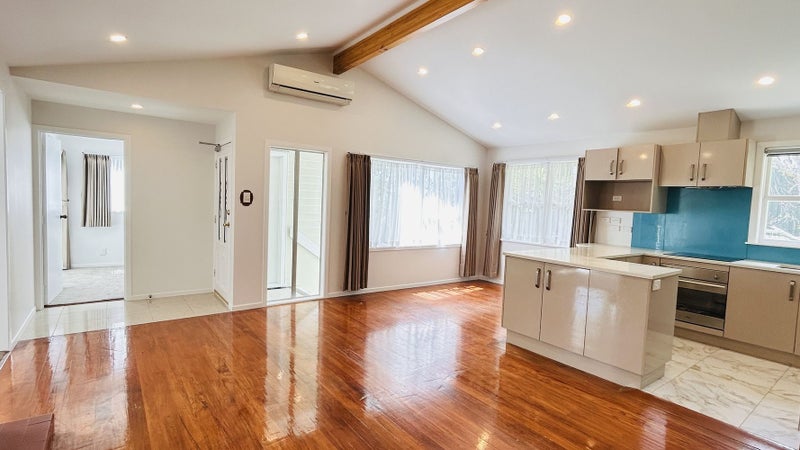 21 Shanaway Rise, Hillcrest, Auckland - Carousel 2