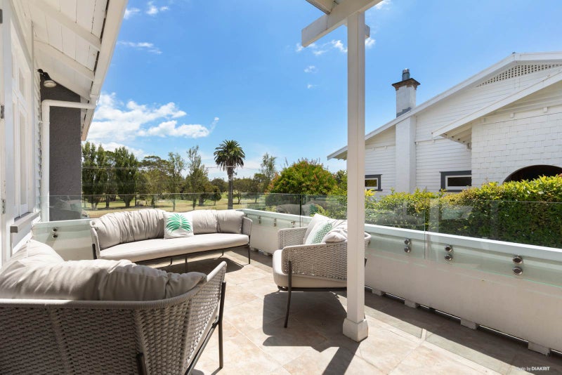 1/30 Wairoa Road, Narrow Neck, Auckland - Carousel 2