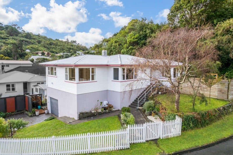 30 Kiwi Crescent, Tawa, Wellington - Carousel 1