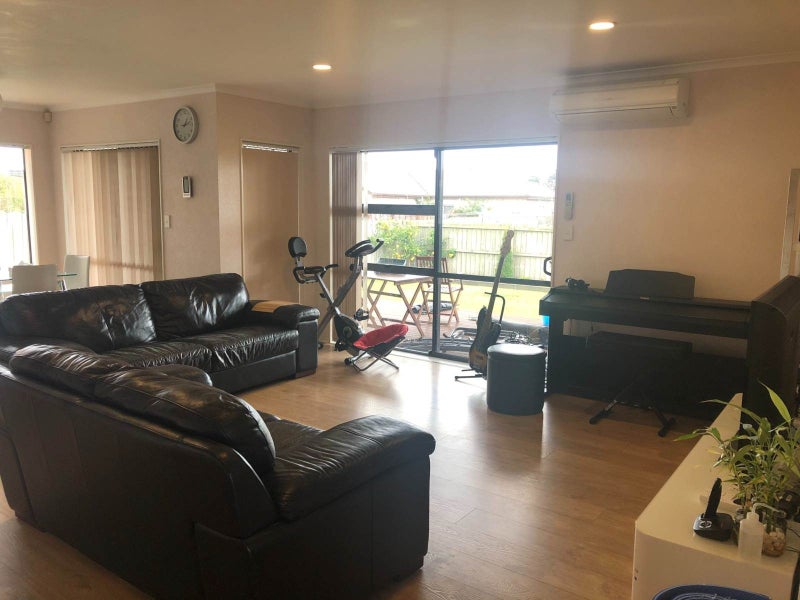 16 Brompton Place, Burswood, Auckland - Carousel 2