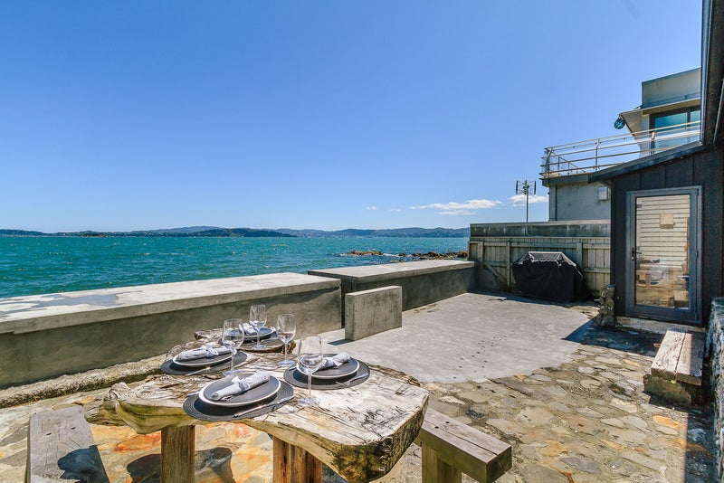 604 Marine Drive, Days Bay, Lower Hutt - Carousel 1