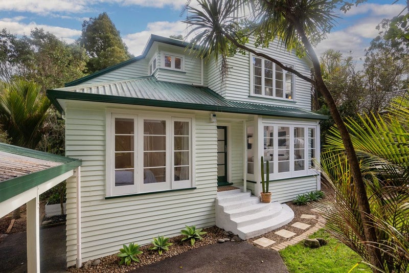 29 Hollywood Avenue, Titirangi, Auckland - Carousel 1