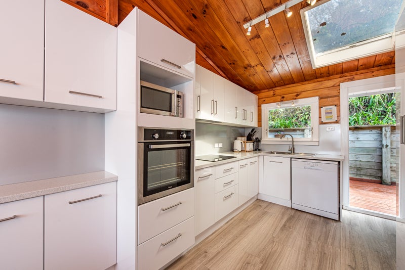 2 Thomas Hook Street, Tawa, Wellington - Carousel 2