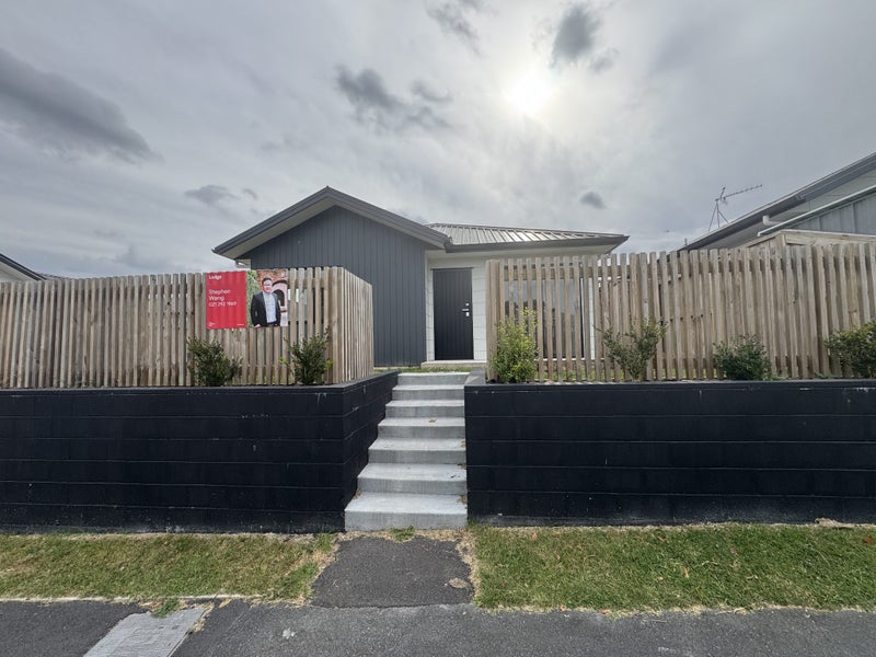 1/10 Michael Avenue, Dinsdale, Hamilton - Carousel 2