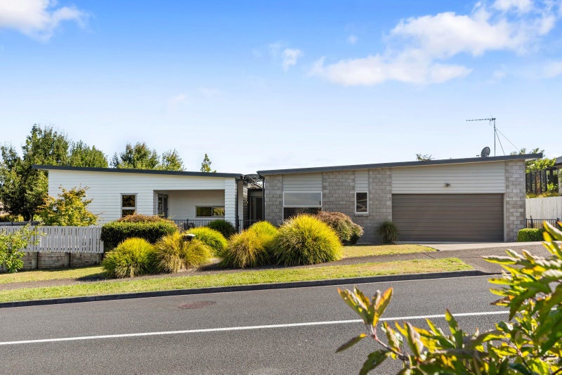 1 Ellesmere Close, Pyes Pa, Tauranga - Carousel 1